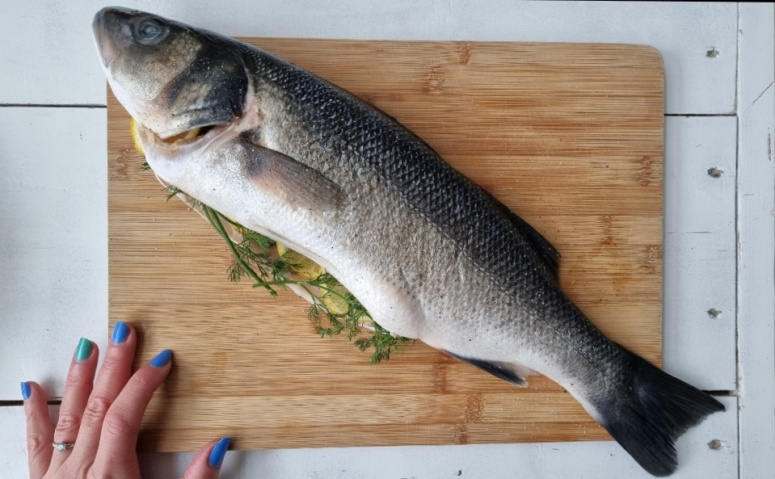 Zeebaars gebakken in zoutkorst uit de oven