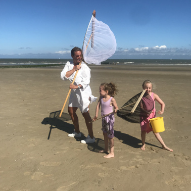Nathalie met haar meiden op het strand